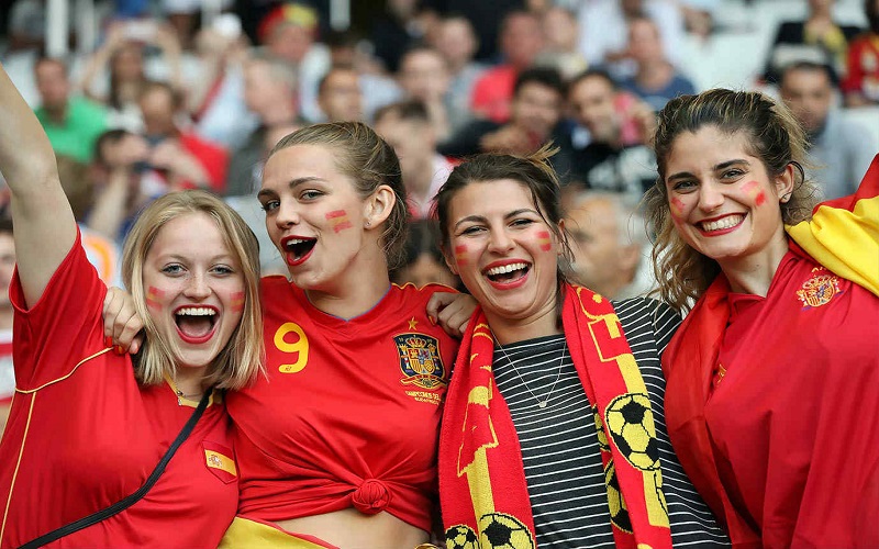 Saat semifinal dan final Piala Eropa 2020, 60 ribu suporter boleh nonton di stadion, seperti para suporter cantik asal Spanyol ini. (REUTERS/MARCA)